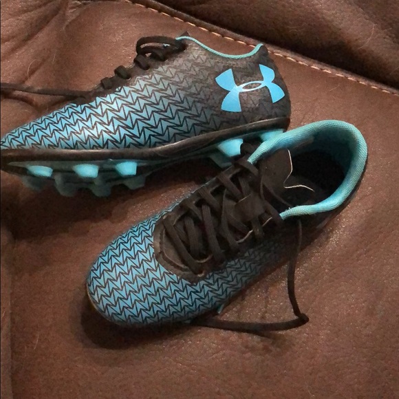 Under Armer boys soccer shoes - Picture 2 of 4